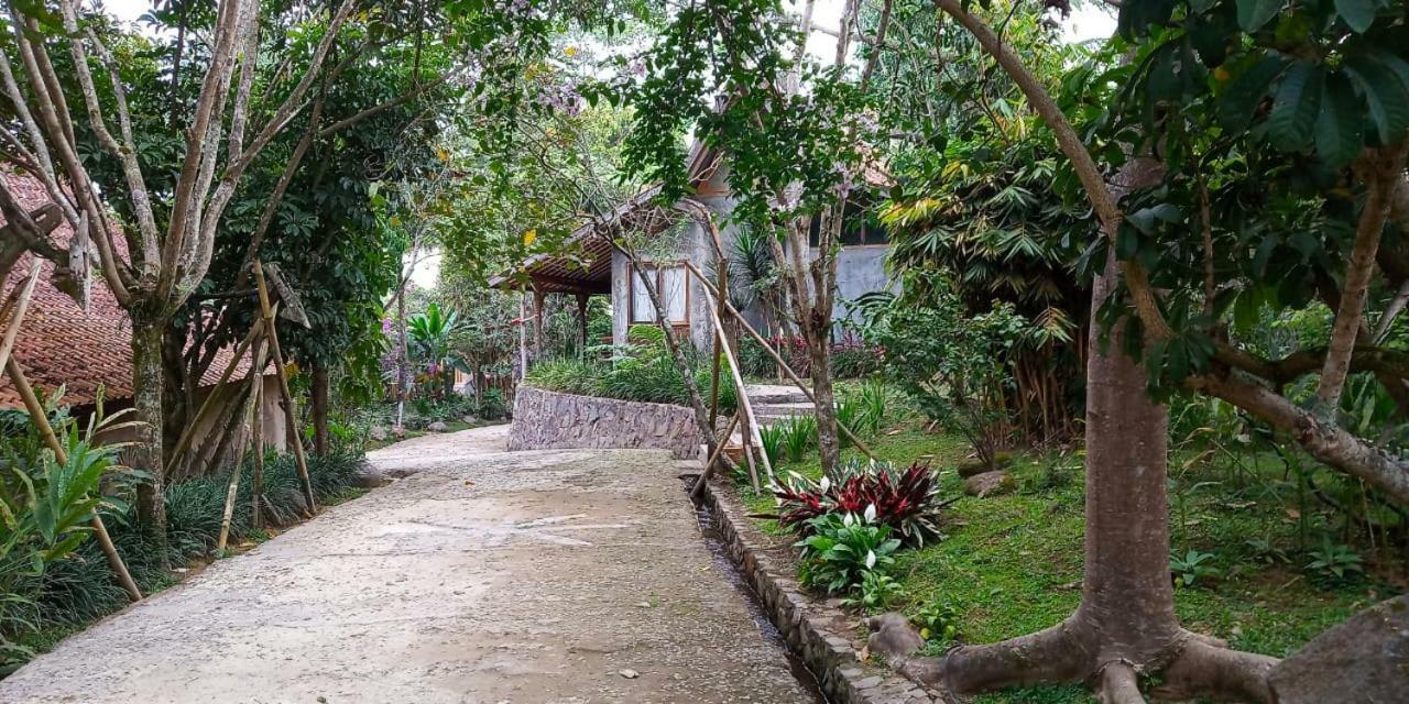 Sapulidi Cafe, Gallery & Resort Lembang Exterior photo